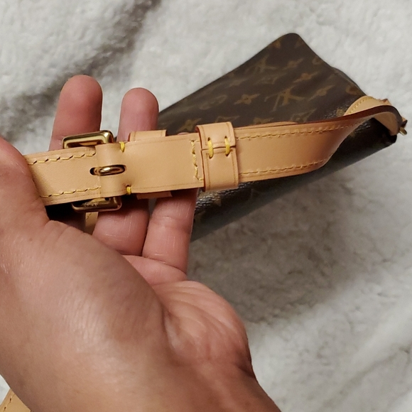 Lv Shoulder Bag - Picture 9 of 16